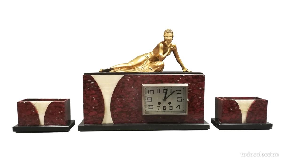 Horloges &agrave; remontage manuel: RELOJ SOBREMESA DE MARMOL Y FIGURA DE UNA DAMA EN CALAMINA DORADA