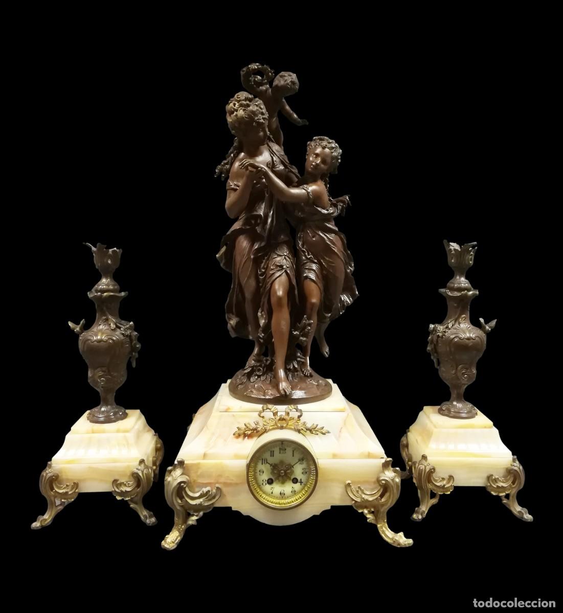 Horloges &agrave; remontage manuel: RELOJ DE SOBREMESA CON GUARNICION. M&Aacute;RMOL Y CALAMINA. FIRMADO MATHURIN MOREAU