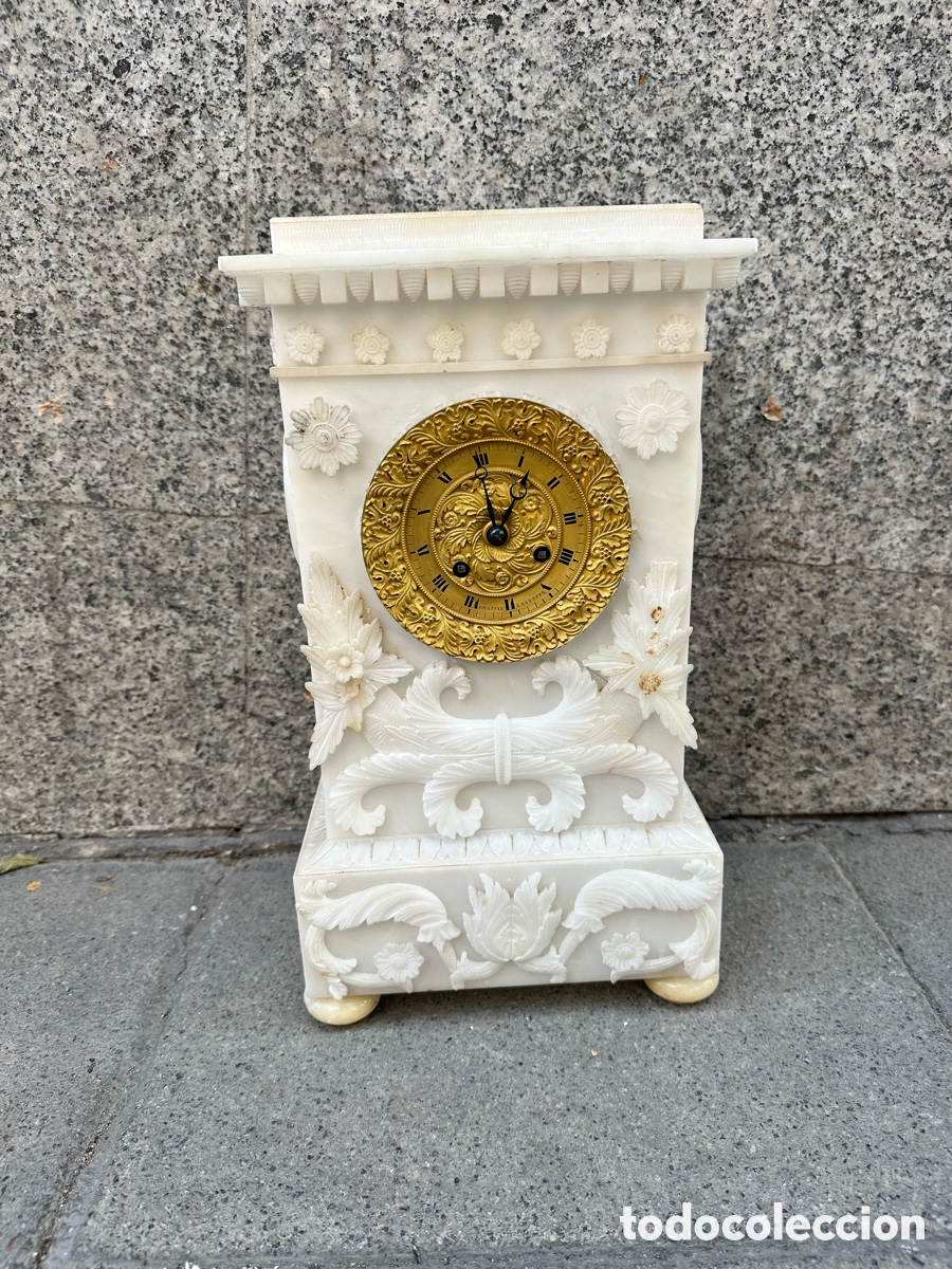 Horloges &agrave; remontage manuel: Reloj de sobremesa antiguo en alabastro con esfera dorada &ndash; estilo Napole&oacute;n III / siglo XIX