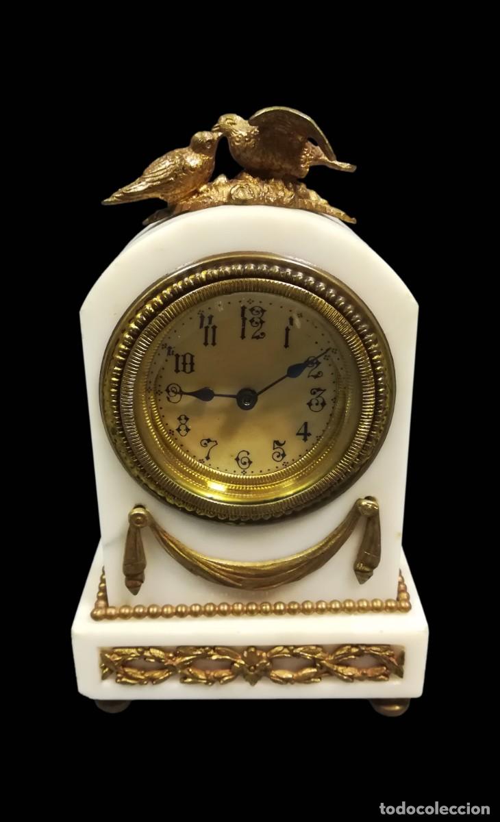 Horloges &agrave; remontage manuel: RELOJ DE CABECERA DE MARMOL BLANCO Y BRONCE SIGLO XIX