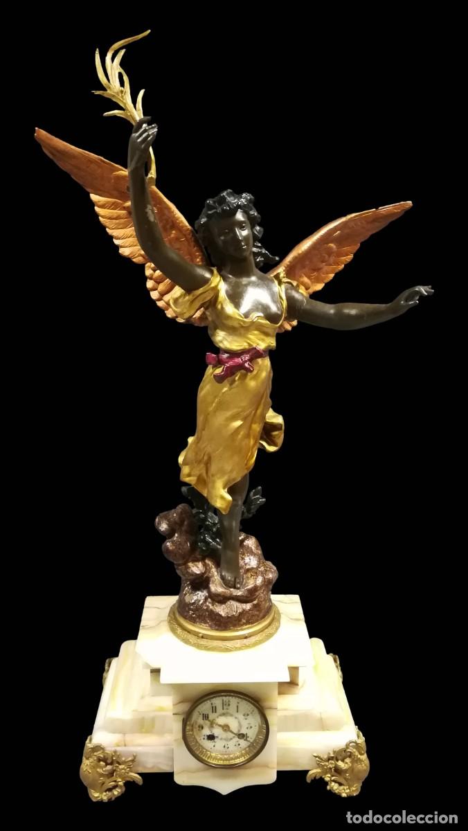 Horloges &agrave; remontage manuel: RELOJ SOBREMESA FIGURA CALAMINA POLICROMADA MAQUINA PARIS