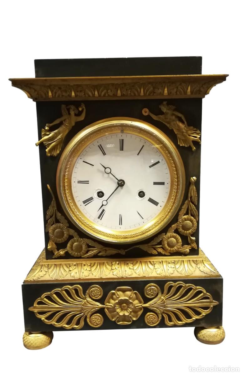 Horloges &agrave; remontage manuel: RELOJ DE CHIMENEA IMPERIO CON ADORNOS Y BAJORELIEVES DORADOS