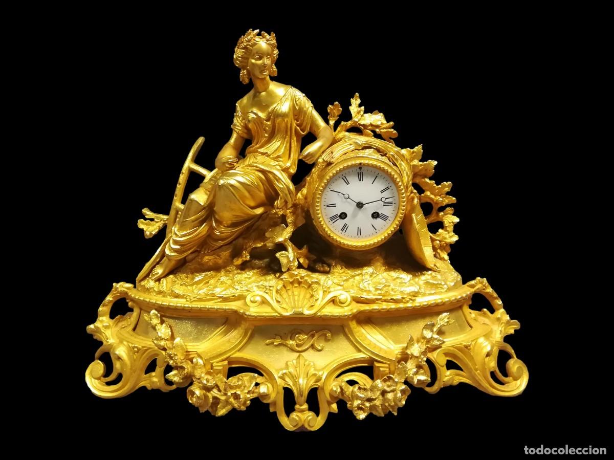 Horloges &agrave; remontage manuel: RELOJ SOBREMESA DE CALAMINA DORADA DAMA DE LA SIEMBRA SIGLO XIX