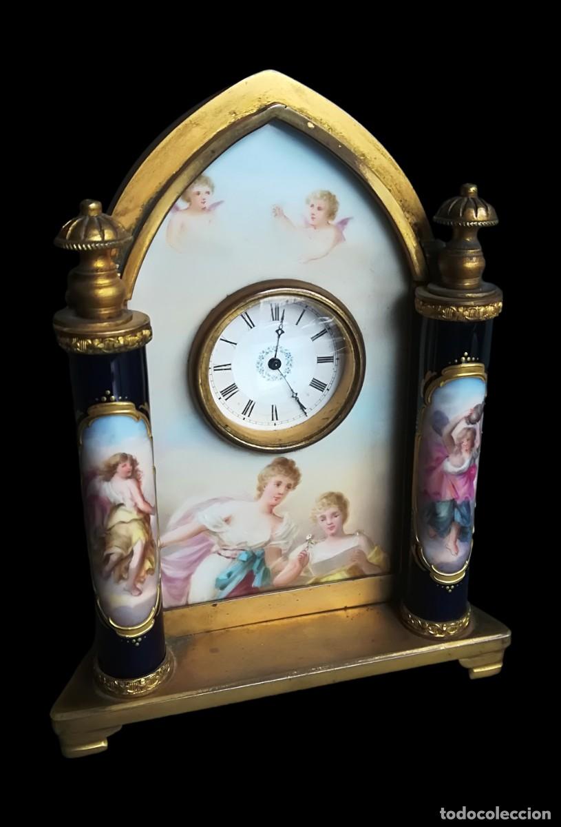 Horloges &agrave; remontage manuel: RELOJ EN MINIATURA CON PORCELANA SEVRES SIGLO XIX