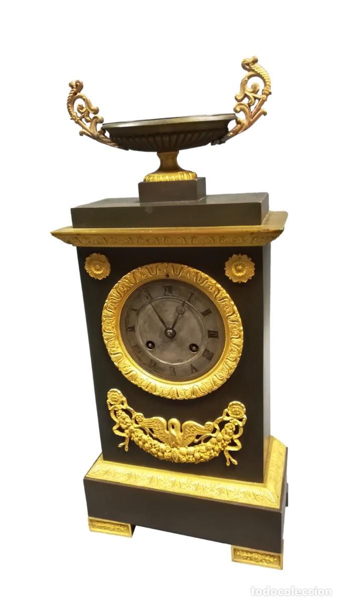 Horloges &agrave; remontage manuel: RELOJ DE SOBREMESA IMPERIO DE BRONCE PAVONADO Y ADORNOS DORADOS SIGLO XIX