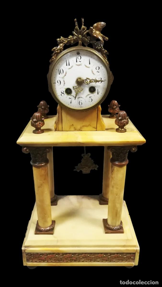 Horloges &agrave; remontage manuel: RELOJ DE P&Oacute;RTICO DE 4 COLUMNAS DE MARMOL Y METAL PATINADO, MAQUINA PARIS