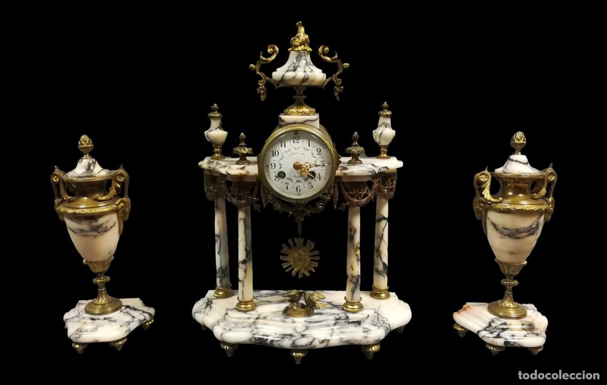 Horloges &agrave; remontage manuel: RELOJ SOBREMESA CON TIBORES DE GUARNICION DE MARMOL Y BRONCE SIGLO XIX