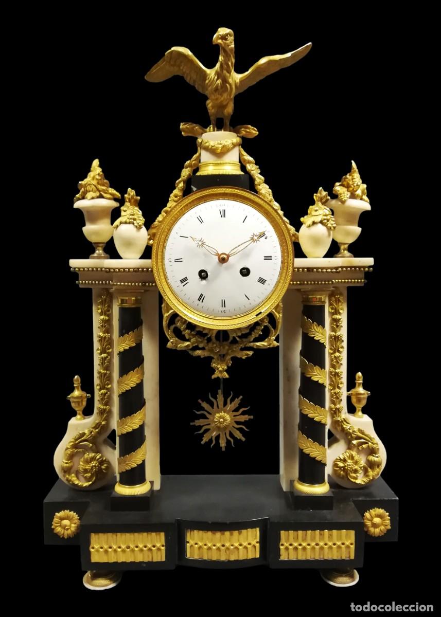 Horloges &agrave; remontage manuel: RELOJ SOBREMESA LUIS XVI PORTICO MARMOL NEGRO Y BLANCO SIGLO XIX