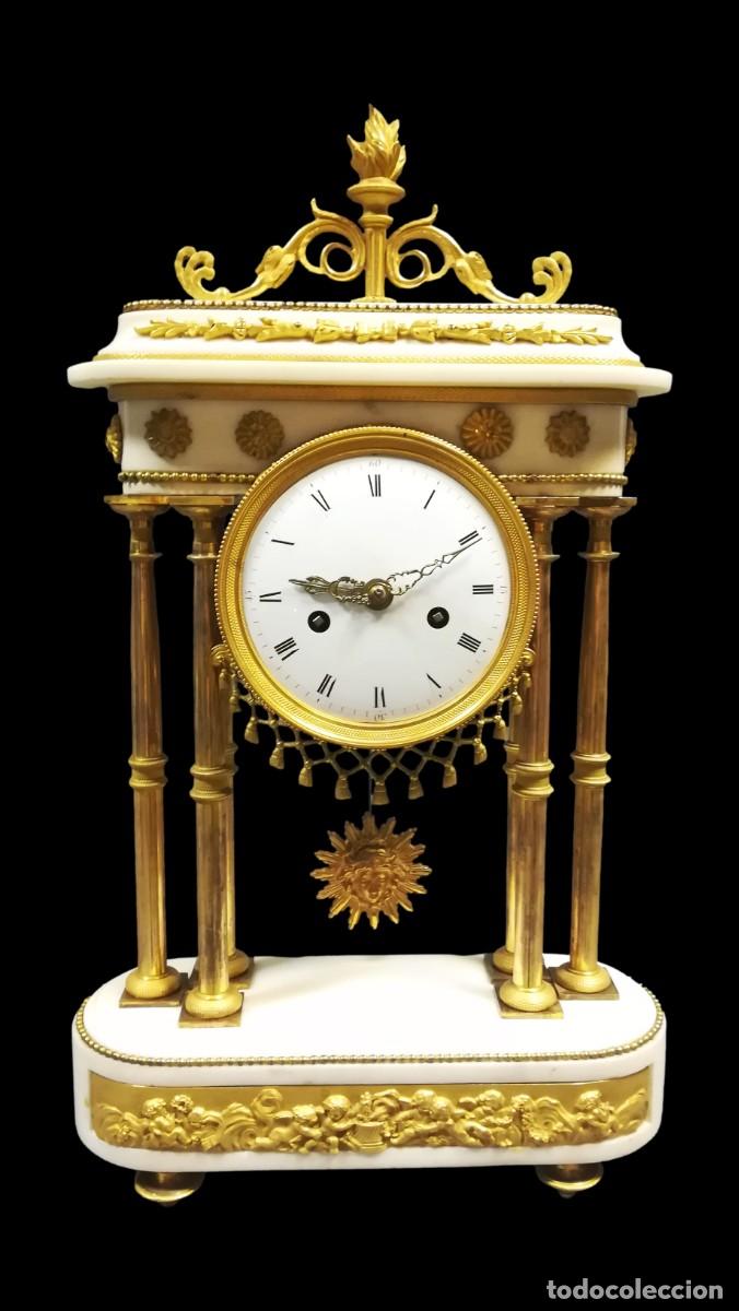Horloges &agrave; remontage manuel: RELOJ SOBREMESA DIRECTORIO CIRCA 1810 MARMOL BLANCO Y BRONCE DORADO AL MERCURIO