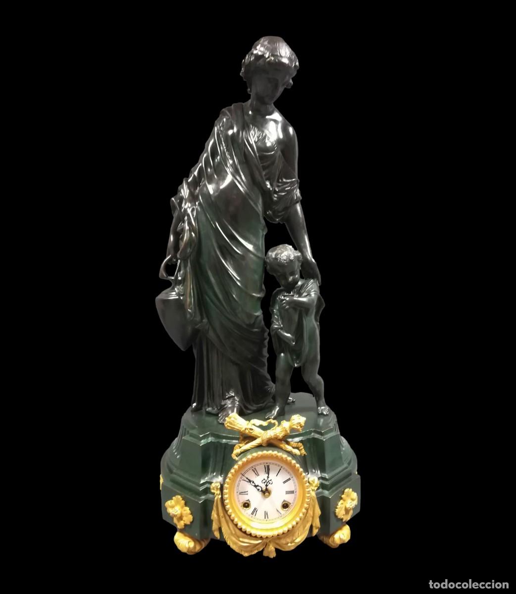 Horloges &agrave; remontage manuel: RELOJ SOBREMESA DE BRONCE PATINA VERDE DAMA CON NI&Ntilde;O Y CANTARO