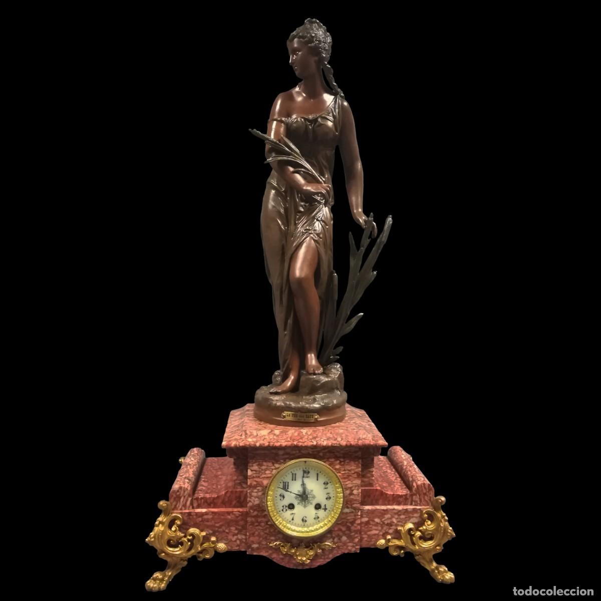 Horloges &agrave; remontage manuel: RELOJ SOBREMESA MARMOL ROJO Y FIGURA DE CALAMINA DAMA CON ESPIGAS