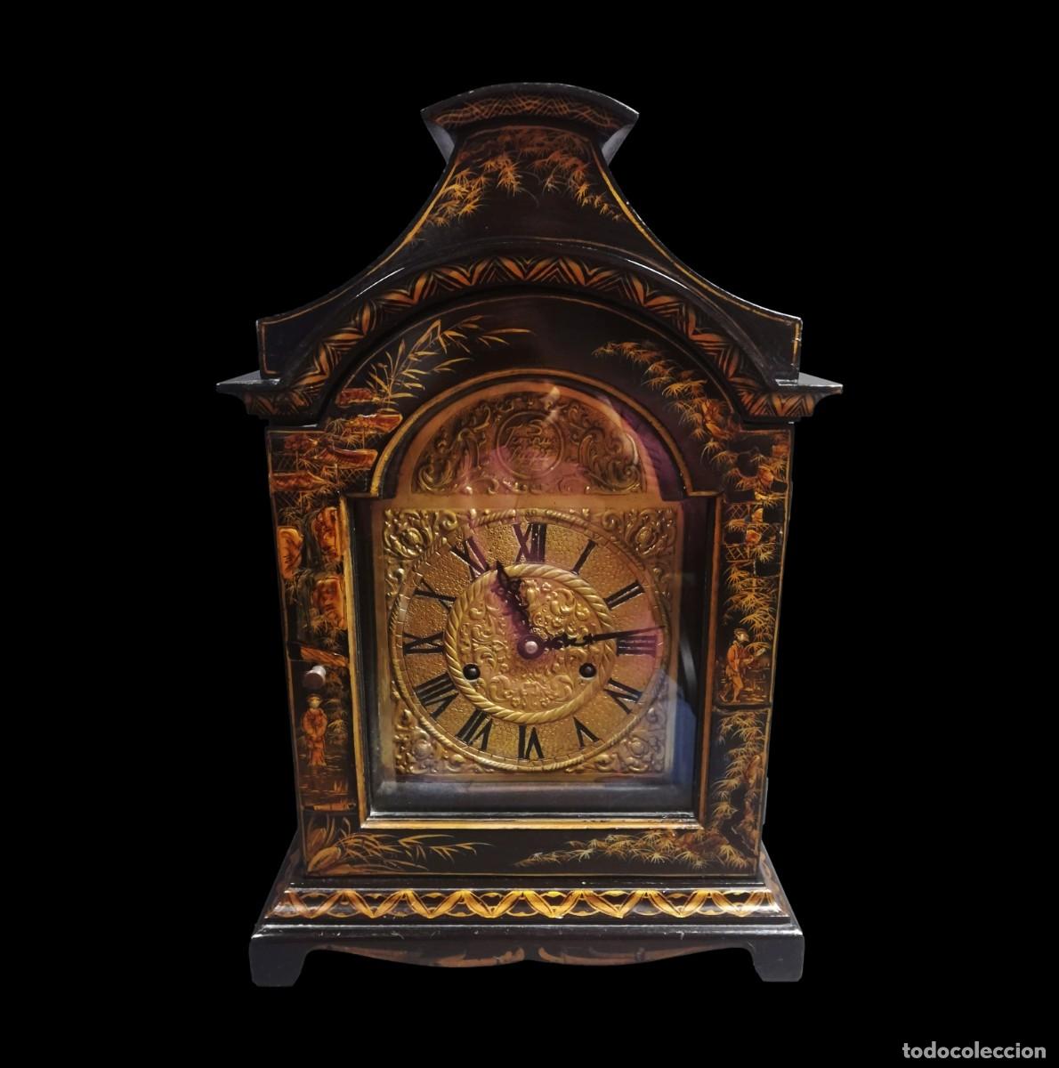 Horloges &agrave; remontage manuel: RELOJ DE SOBREMESA ORIENTAL DE MADERA LACADA