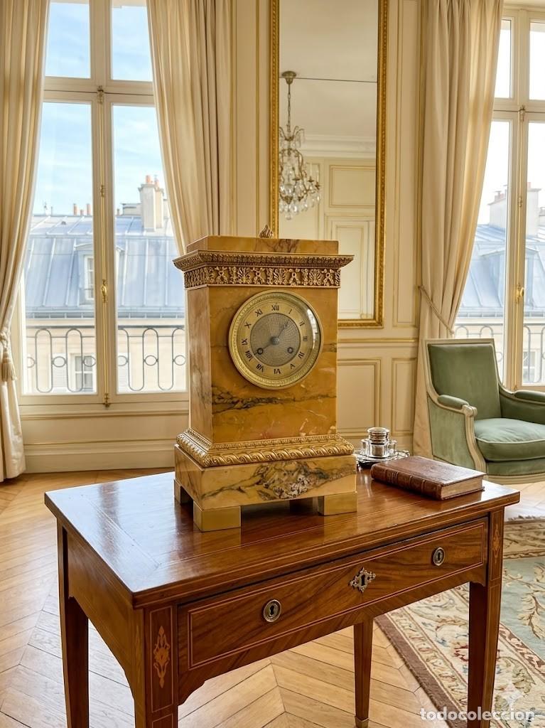 Relojes de carga manual: Reloj de sobremesa franc&eacute;s de estilo Neocl&aacute;sico (o Imperio).de M&aacute;rmol.