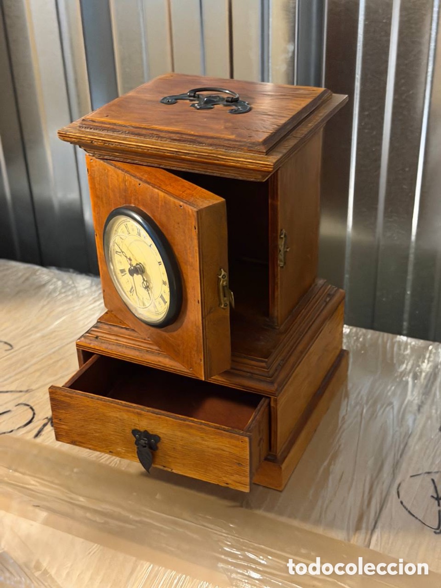 Relojes de carga manual: Reloj madera con cajones
