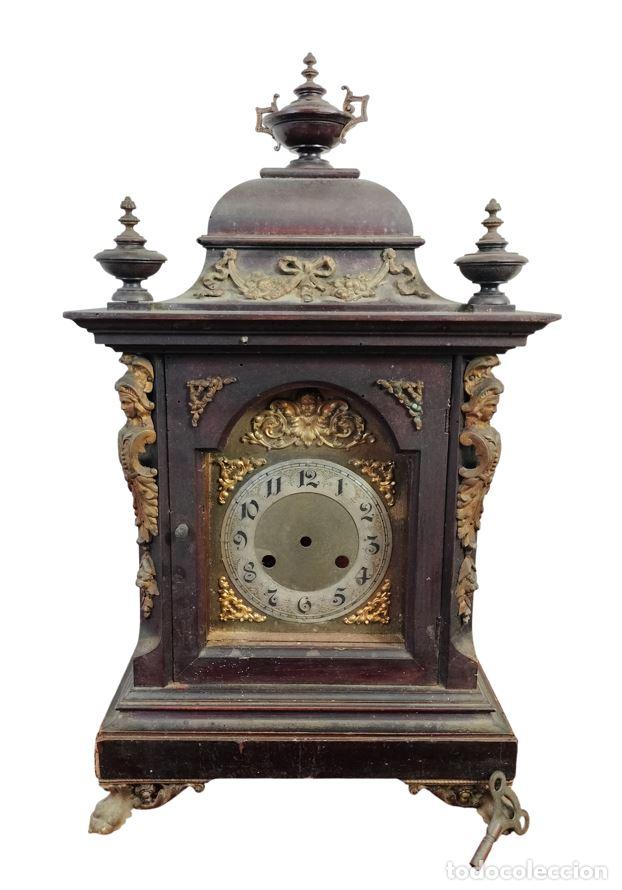 Relojes de carga manual: ANTIGUO RELOJ DE SOBREMESA DE ESTILO BARROCO ALEM&Aacute;N. MADERA Y LAT&Oacute;N. ALEMANIA (?). XIX-XX