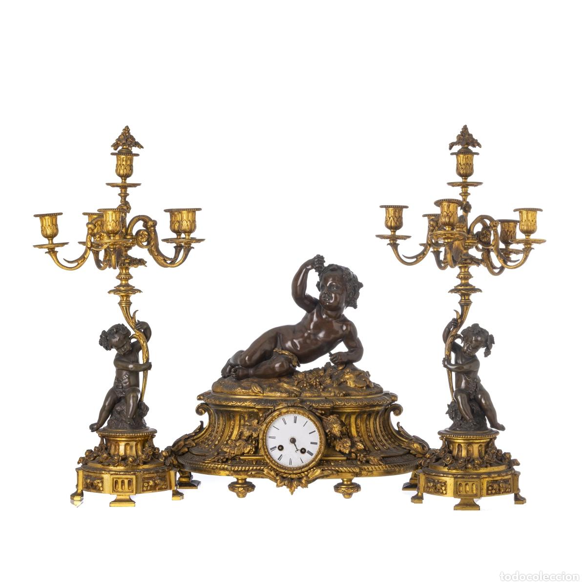 Relojes de carga manual: Relojes - Guarnici&oacute;n; reloj y par de candelabros - siglo XIX