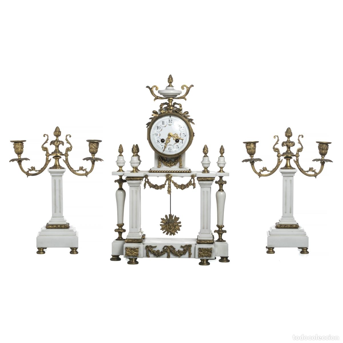 Rel&oacute;gios de carga manual: Relojes - Reloj de mesa y par de candelabros de dos brazos - Siglo XIX