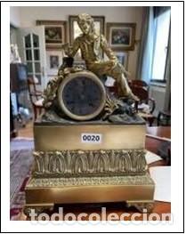Relojes de carga manual: Reloj de sobremesa bronce antiguo y dorado con joven galante
