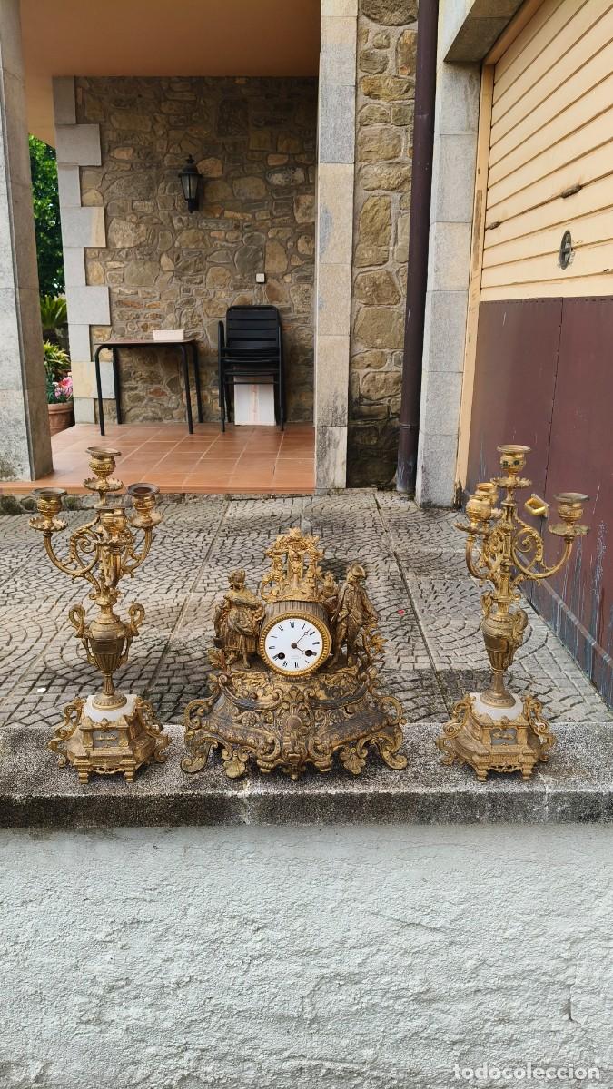 Relojes de carga manual: Horloge m&eacute;canique suisse de chemin&eacute;e et ses deux cand&eacute;labre r&eacute;gule et marbre fonctionne &agrave; r&eacute;viser