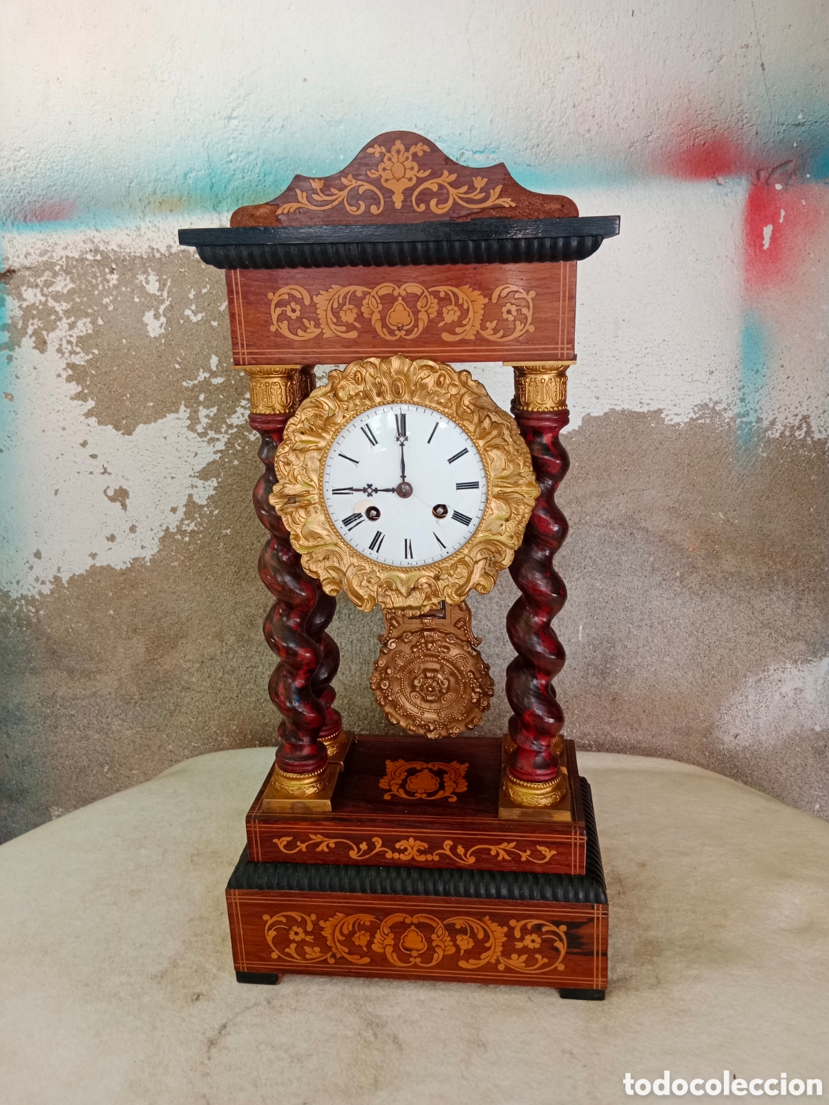 Relojes de carga manual: Reloj de sobremesa de columnas funcionando..