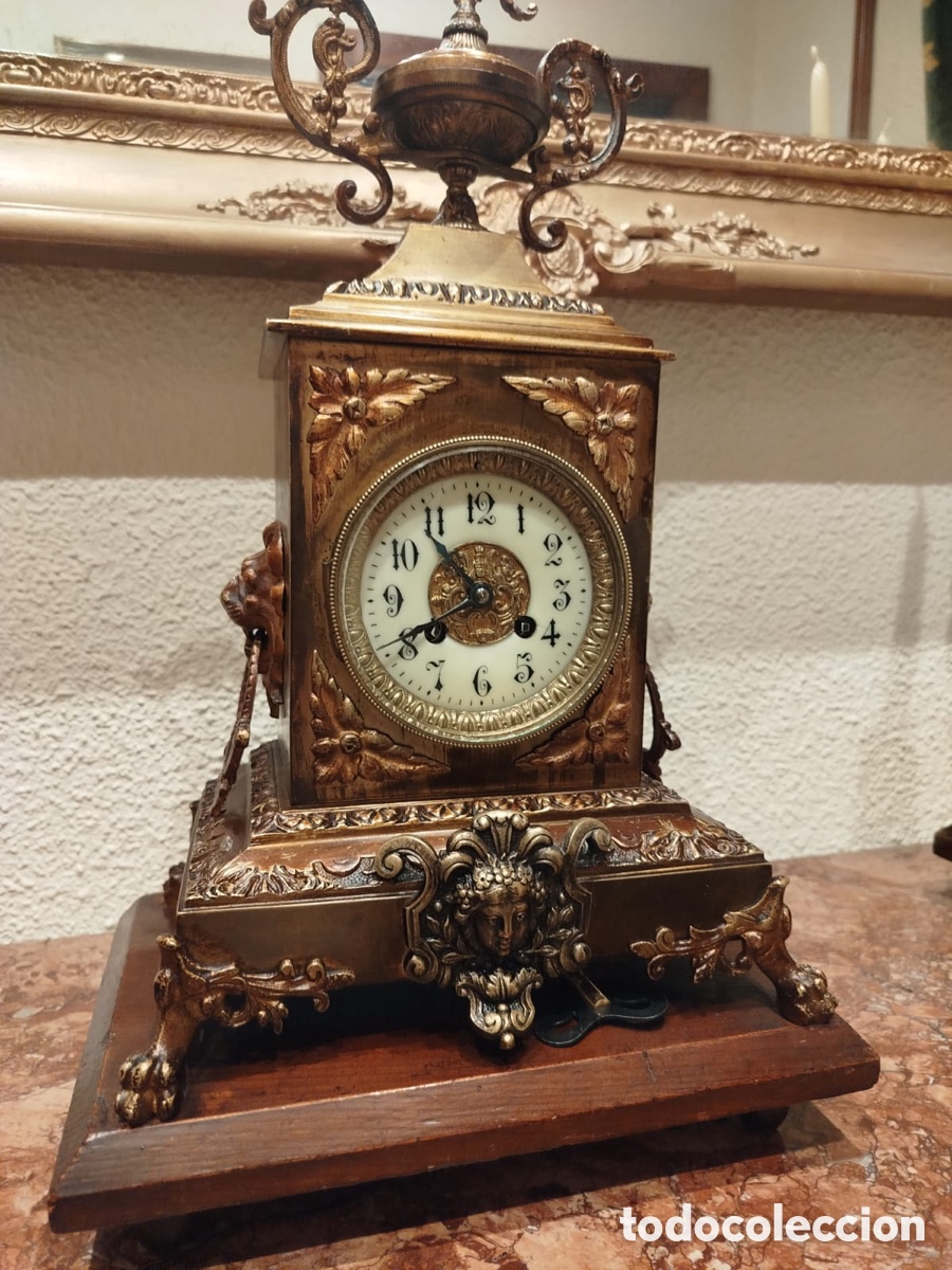 Relojes de carga manual: Conjunto de reloj y candelabros Samuel Marti, maquinaria Paris con medalla de bronce
