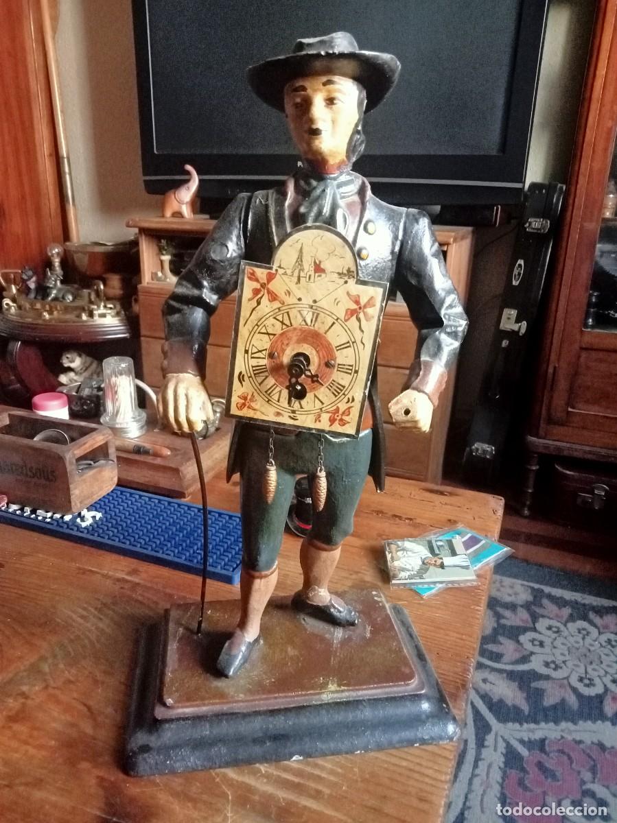 Relojes de carga manual: ANTIGUO RELOJ ESCULTURA FIGURA VENDEDOR RELOJES SELVA NEGRA HIERRO COLADO PINTADO A MANO FUNCIONANDO