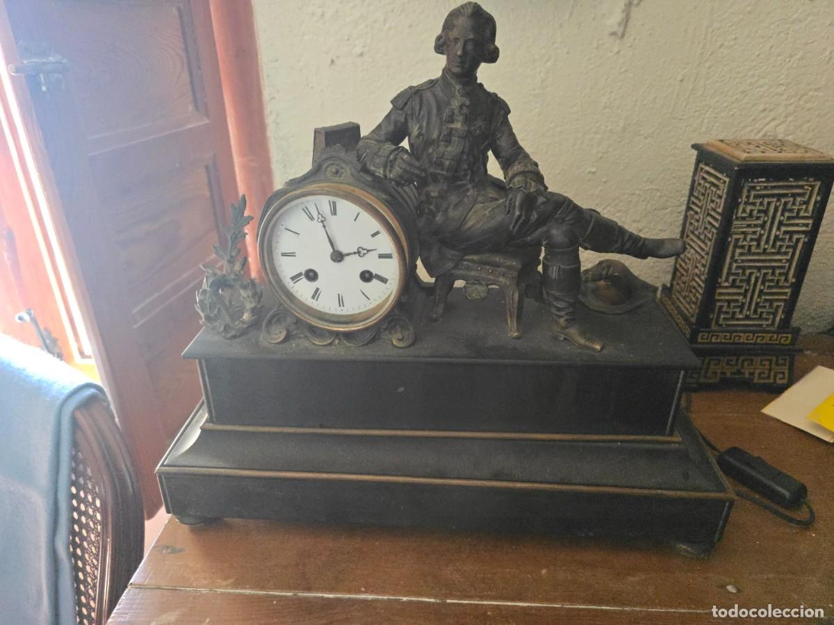 Relojes de carga manual: Este es un reloj de sobremesa franc&eacute;s de bronce patinado y m&aacute;rmol negro de mediados del siglo XIX.