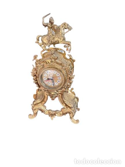 Relojes de carga manual: Reloj de sobremesa rococ&oacute; en bronce dorado con figura de caballero