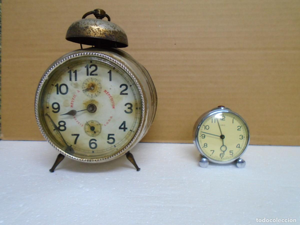 Relojes de carga manual: ANTIGUA PAREJA DE RELOJES/DESPERTADOR DE SOBREMESA,NO FUNCIONA,VER FOTOS.