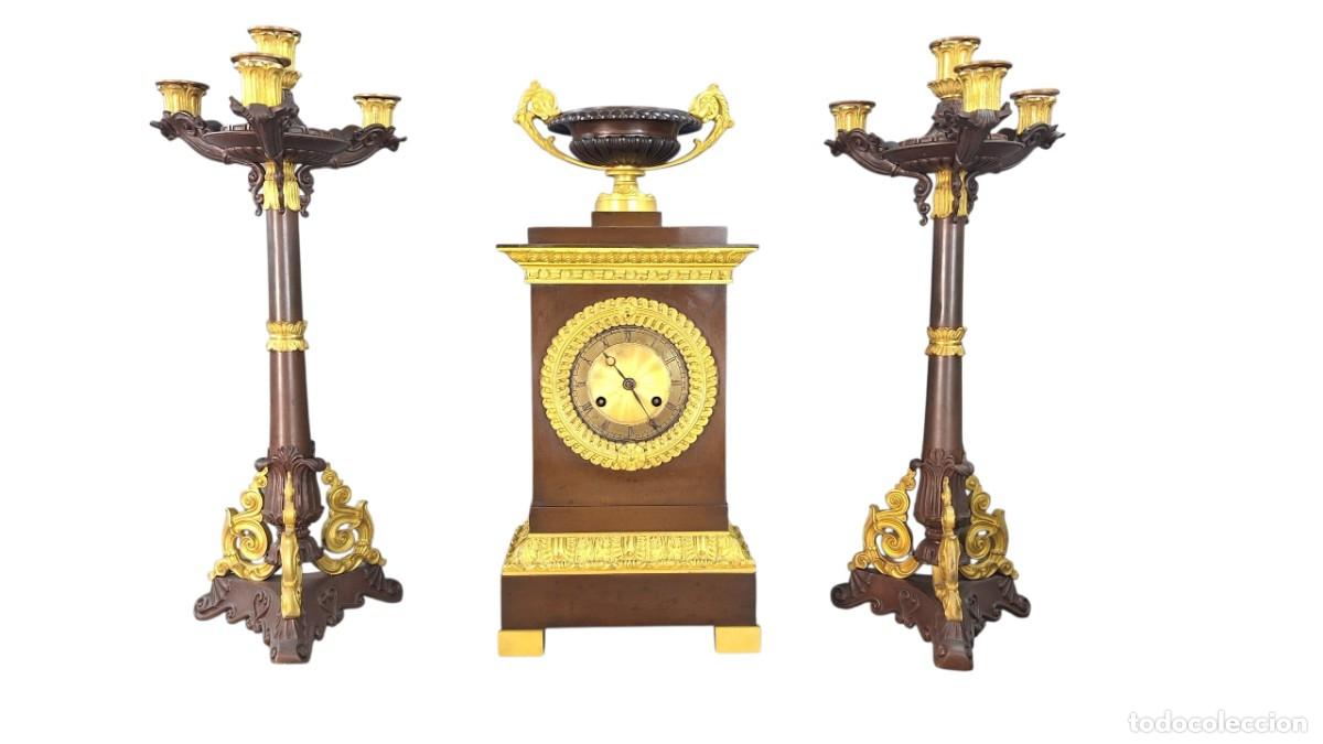 Relojes de carga manual: Guarnici&oacute;n reloj. Bronce pavonado y ormol&uacute;. &Eacute;poca Restauraci&oacute;n. Franica. Principios Siglo XIX.