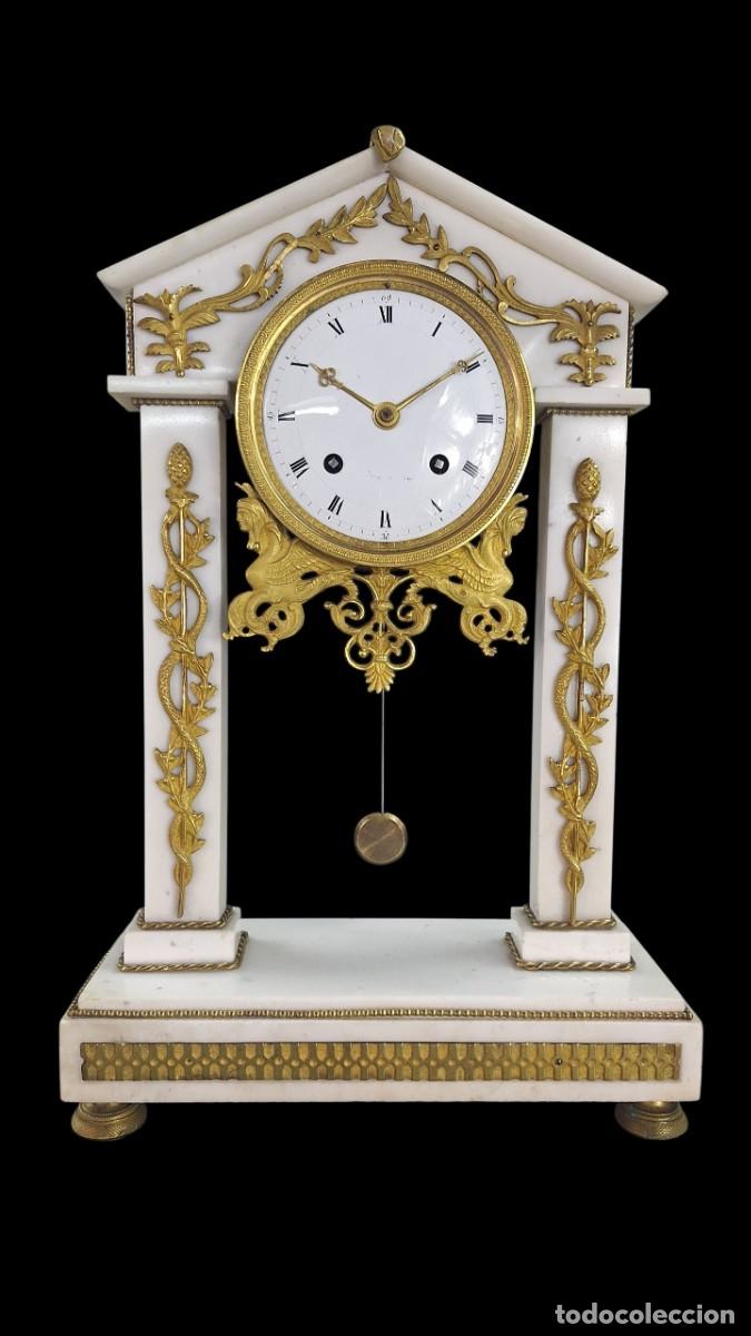 Relojes de carga manual: Reloj. M&aacute;rmol blanco Carra. Bronce al mercurio. &Eacute;poca Luis XVI. Francia. Finales siglo XVIII.