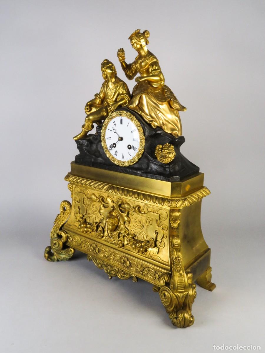 Relojes de carga manual: Reloj de sobremesa Louis Philippe en bronce dorado escena cortesana Francia mediados del siglo XIX