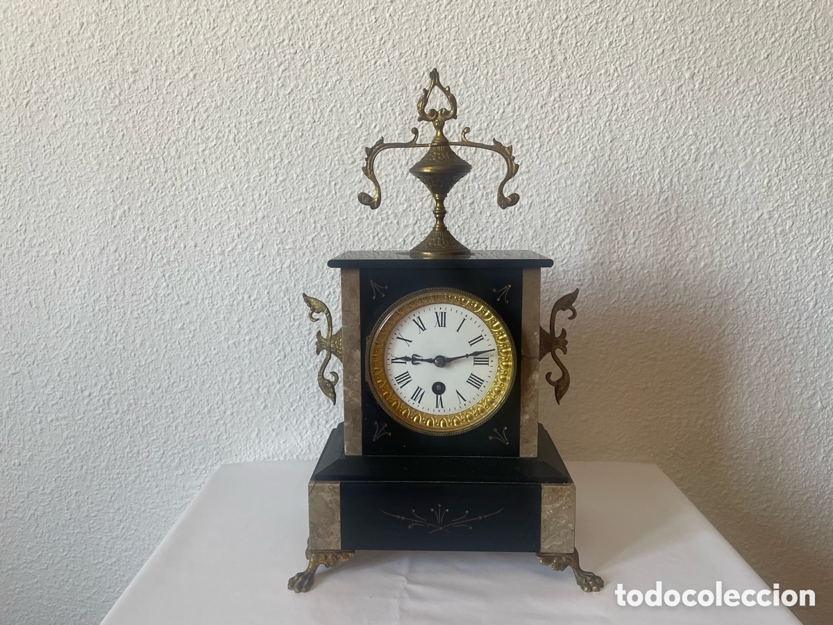 Relojes de carga manual: Reloj sobremesa Napole&oacute;n III pizarra negra y m&aacute;rmol remate urna siglo XIX