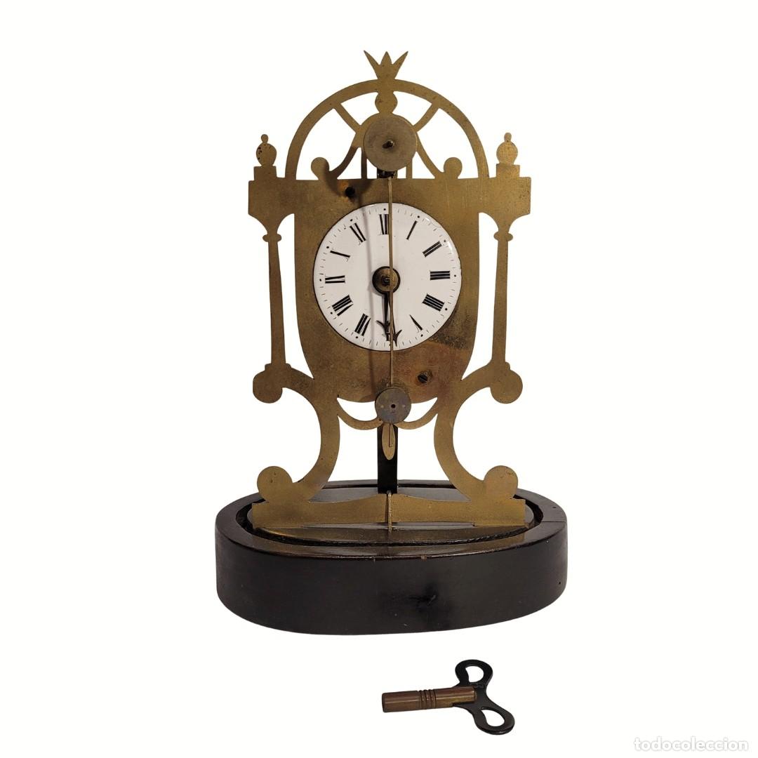 Relojes de carga manual: Reloj &ldquo;esqueleto&rdquo;, p&eacute;ndulo frontal, bronce dorado, s. XIX - Francia