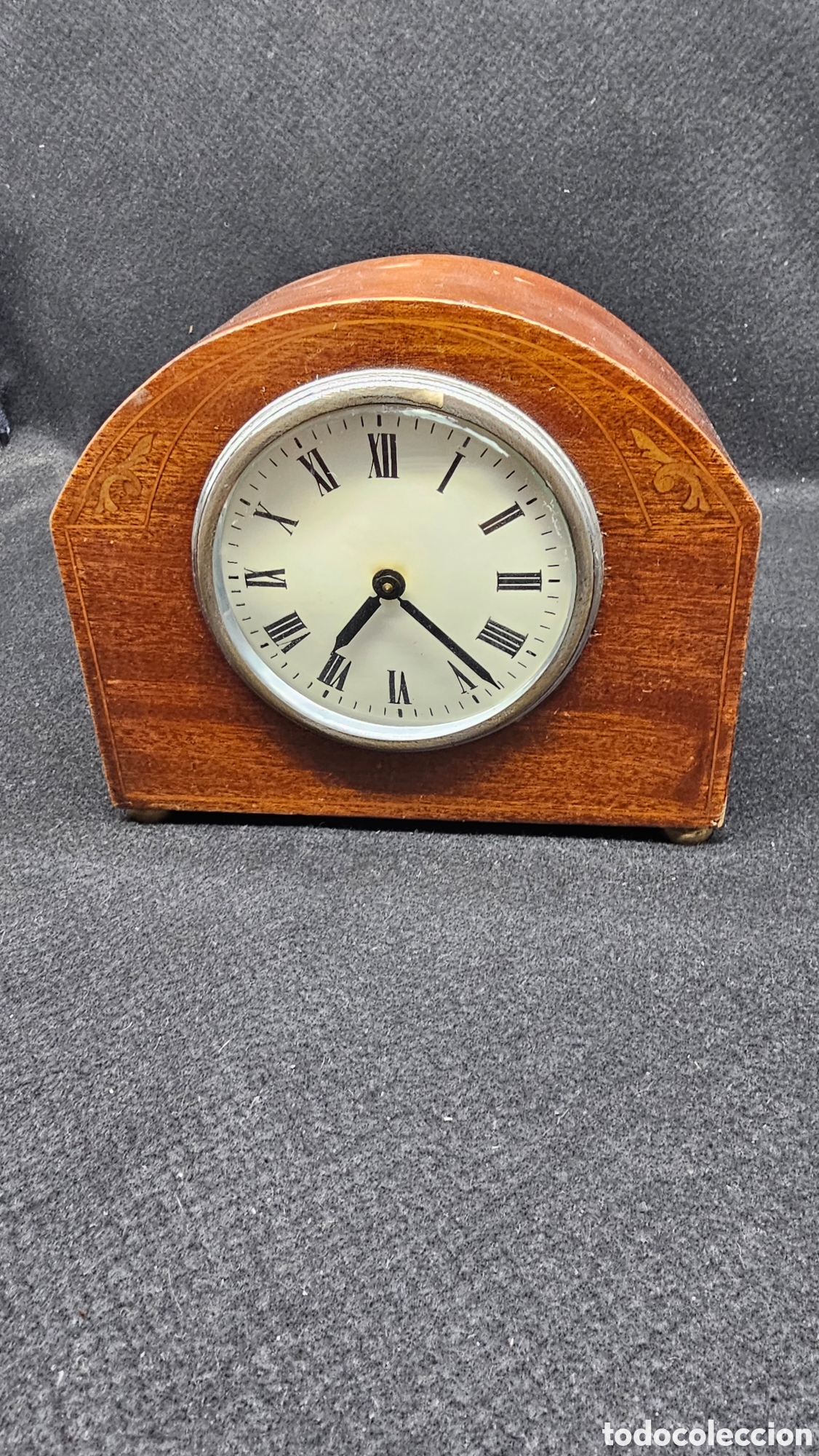 Rel&oacute;gios de carga manual: Antiguo reloj de sobremesa a cuerda