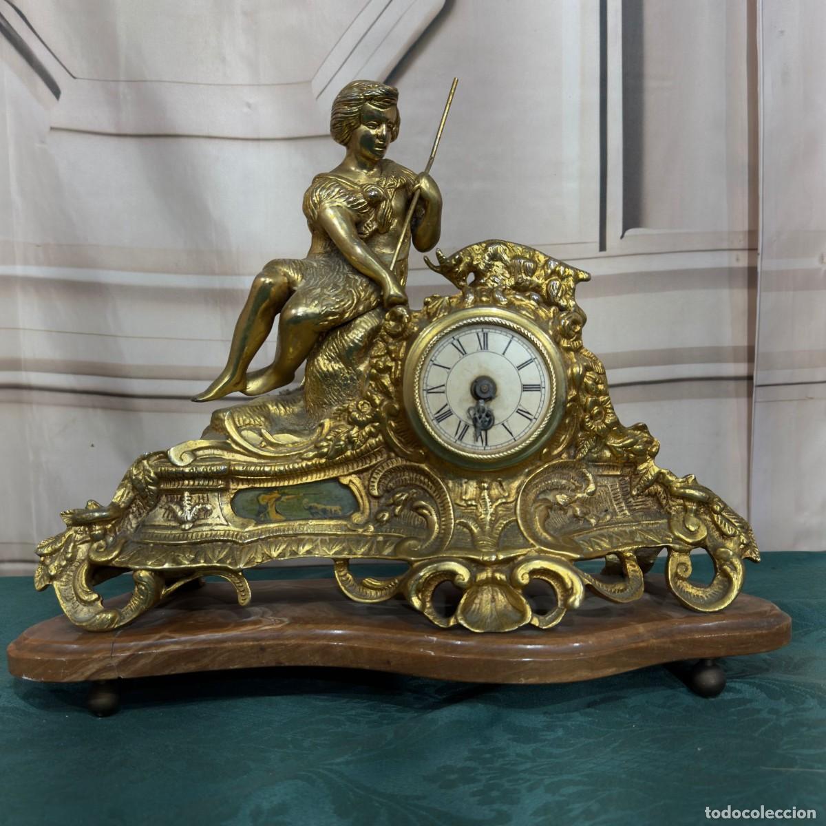 Relojes de carga manual: Reloj de sobremesa franc&eacute;s del siglo XIX, caracterizado por su bronce dorado