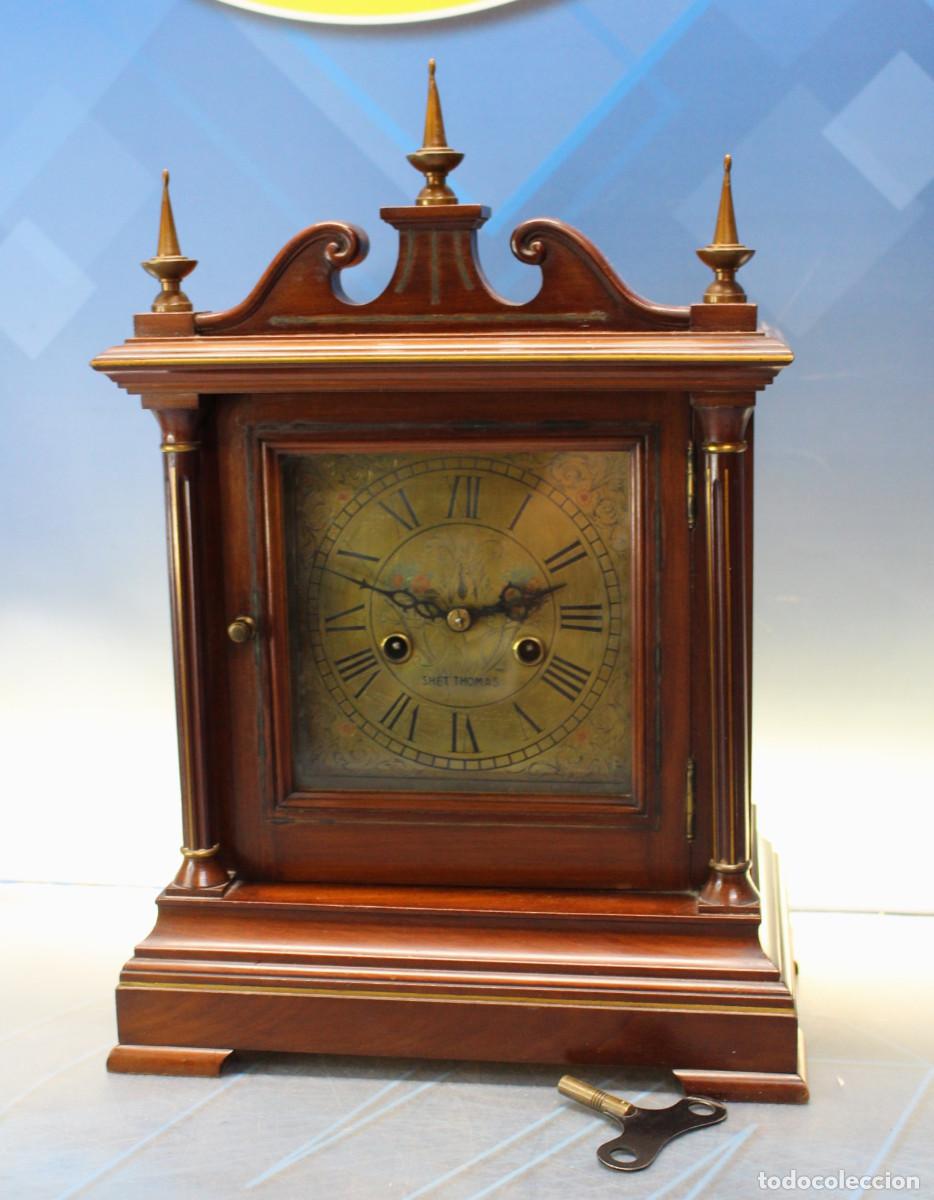 Relojes de carga manual: Antiguo reloj de sobremesa Seth Thomas. Con p&eacute;ndulo y llave.