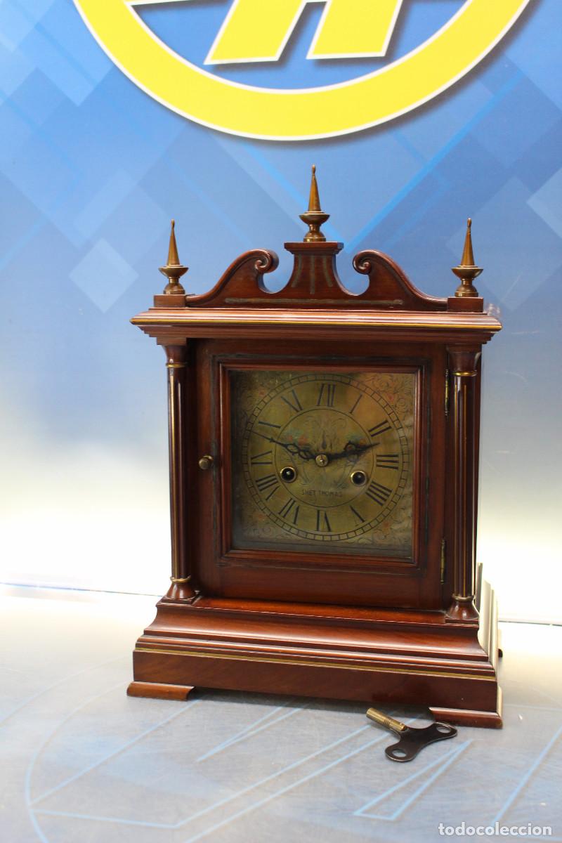 Relojes de carga manual: Antiguo reloj de sobremesa Seth Thomas. Con p&eacute;ndulo y llave. - Foto 2
