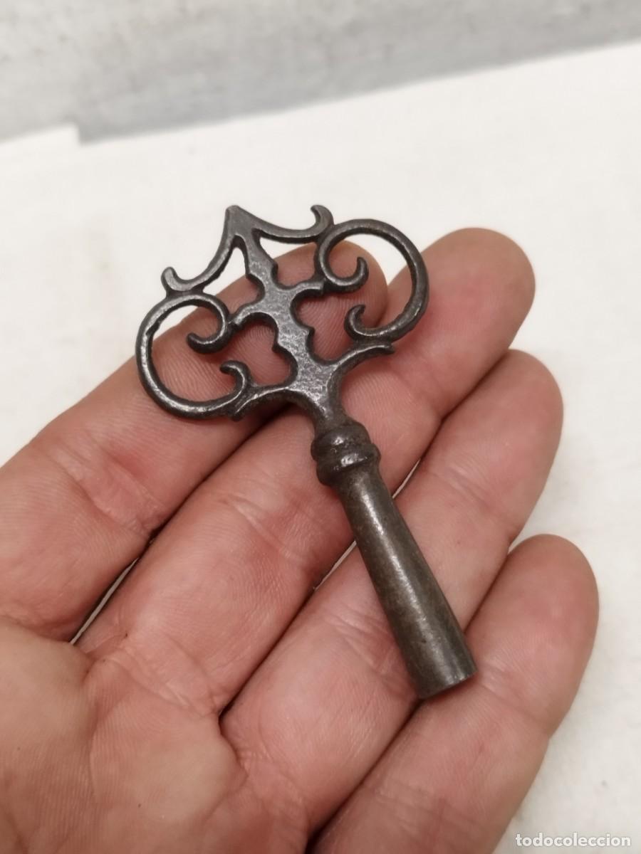 Rel&oacute;gios de carga manual: Antigua llave para dar cuerda a relojes de pared o sobremesa.