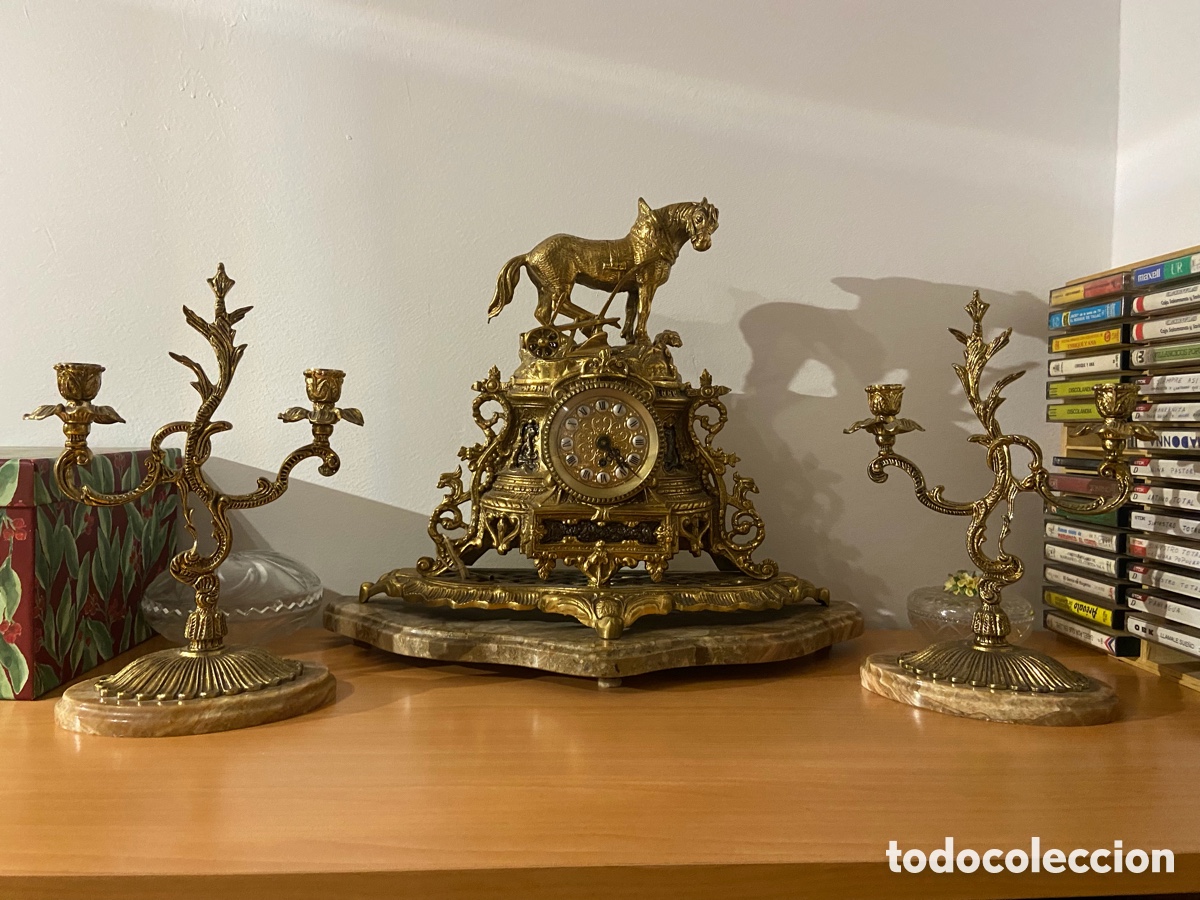 Relojes de carga manual: Conjunto de reloj y 2 candelabros en bronce