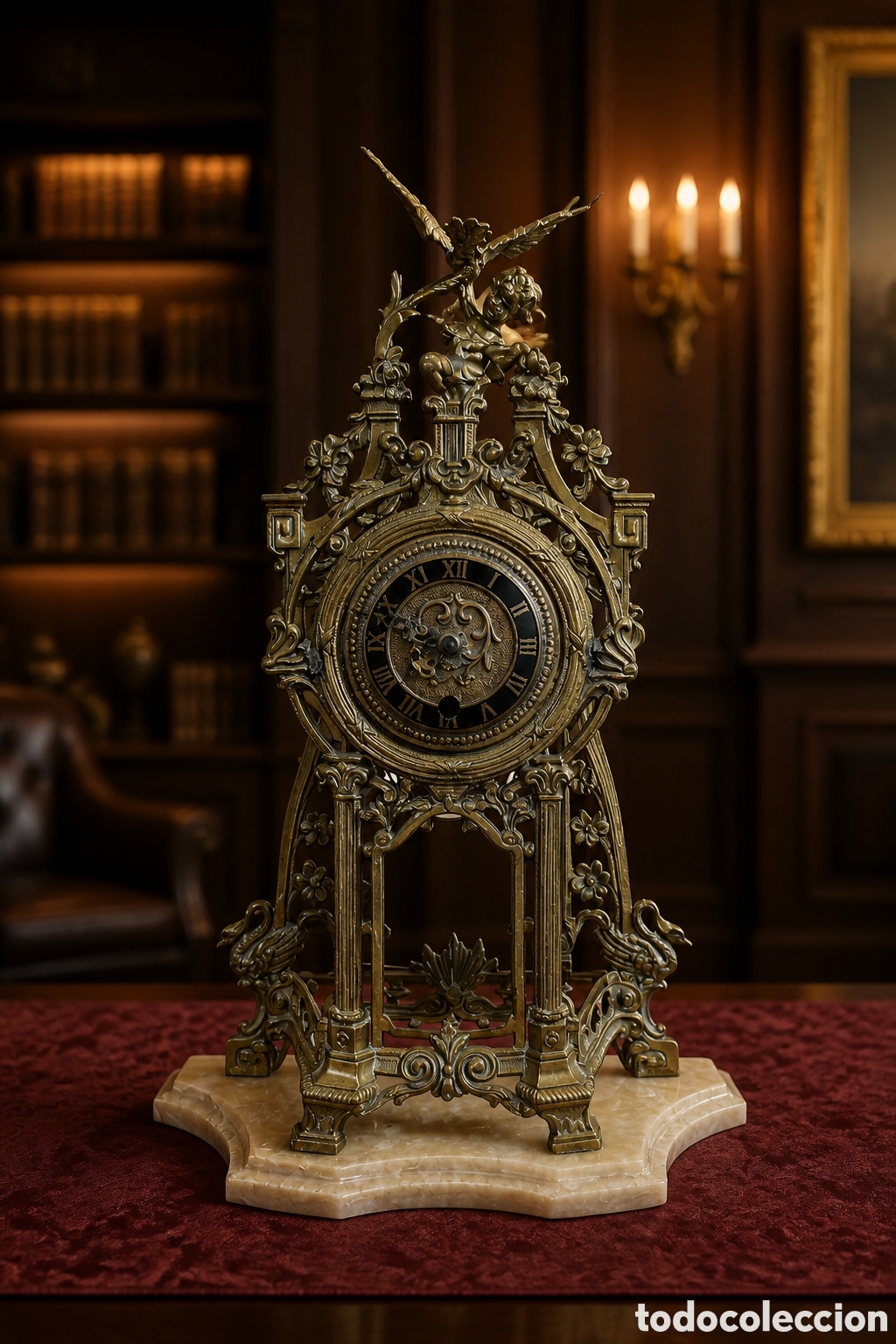 Relojes de carga manual: Reloj de sobremesa antiguo estilo franc&eacute;s con una estructura detallada de bronce El dise&ntilde;o presenta