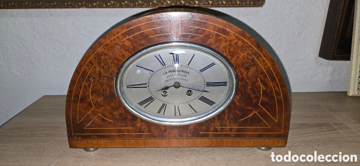 Rel&oacute;gios de carga manual: ANTIGUO RELOJ SOBREMESA CARGA MANUAL MARCA LA PENDASTRAVA CUERPO DE MADERA A MONEDAS, CON MONEDERO