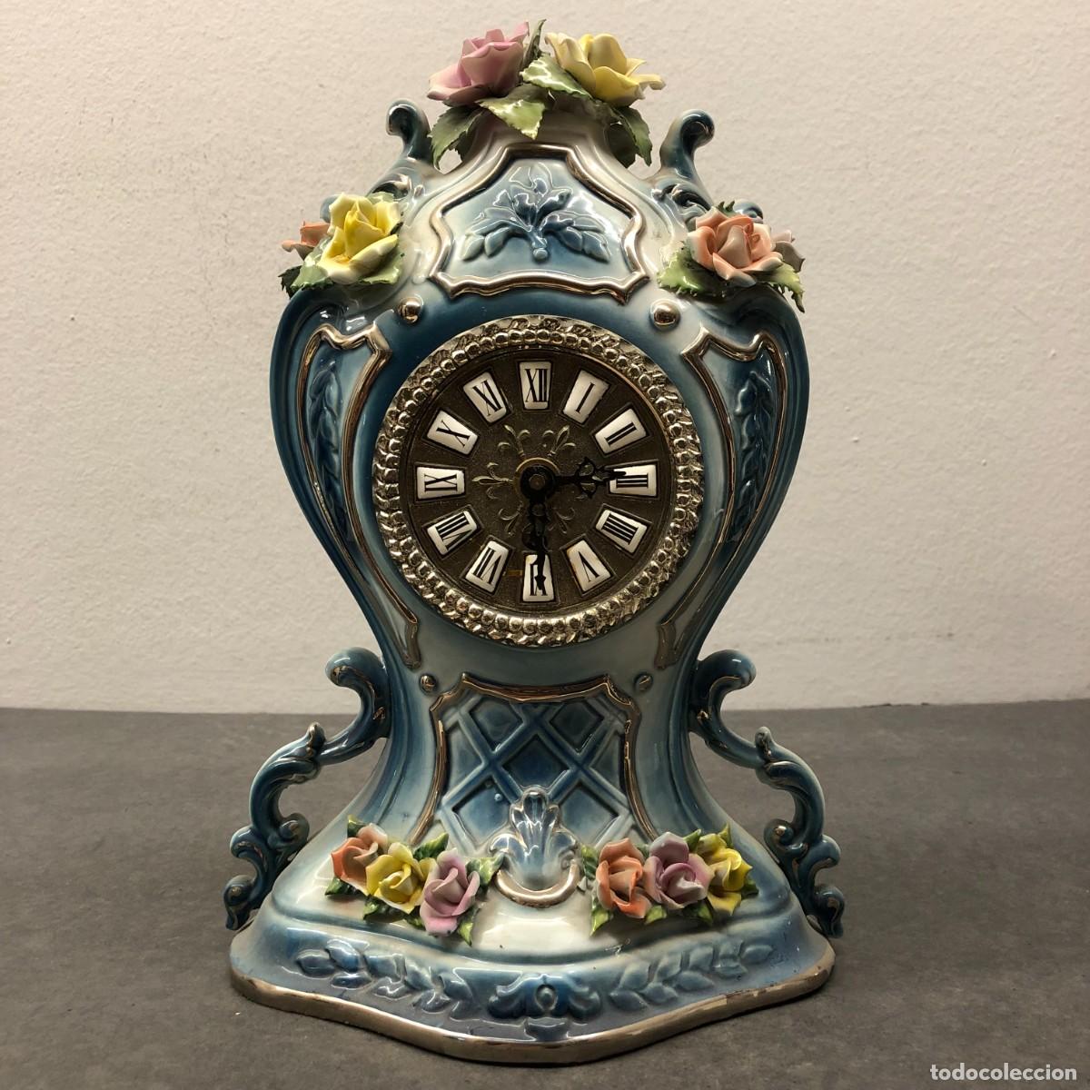 Relojes de carga manual: ANTIGUO RELOJ DE SOBREMESA - DE PORCELANA POLICROMADA - MOTIVOS FLORALES - 30 X 19 CM / 1693