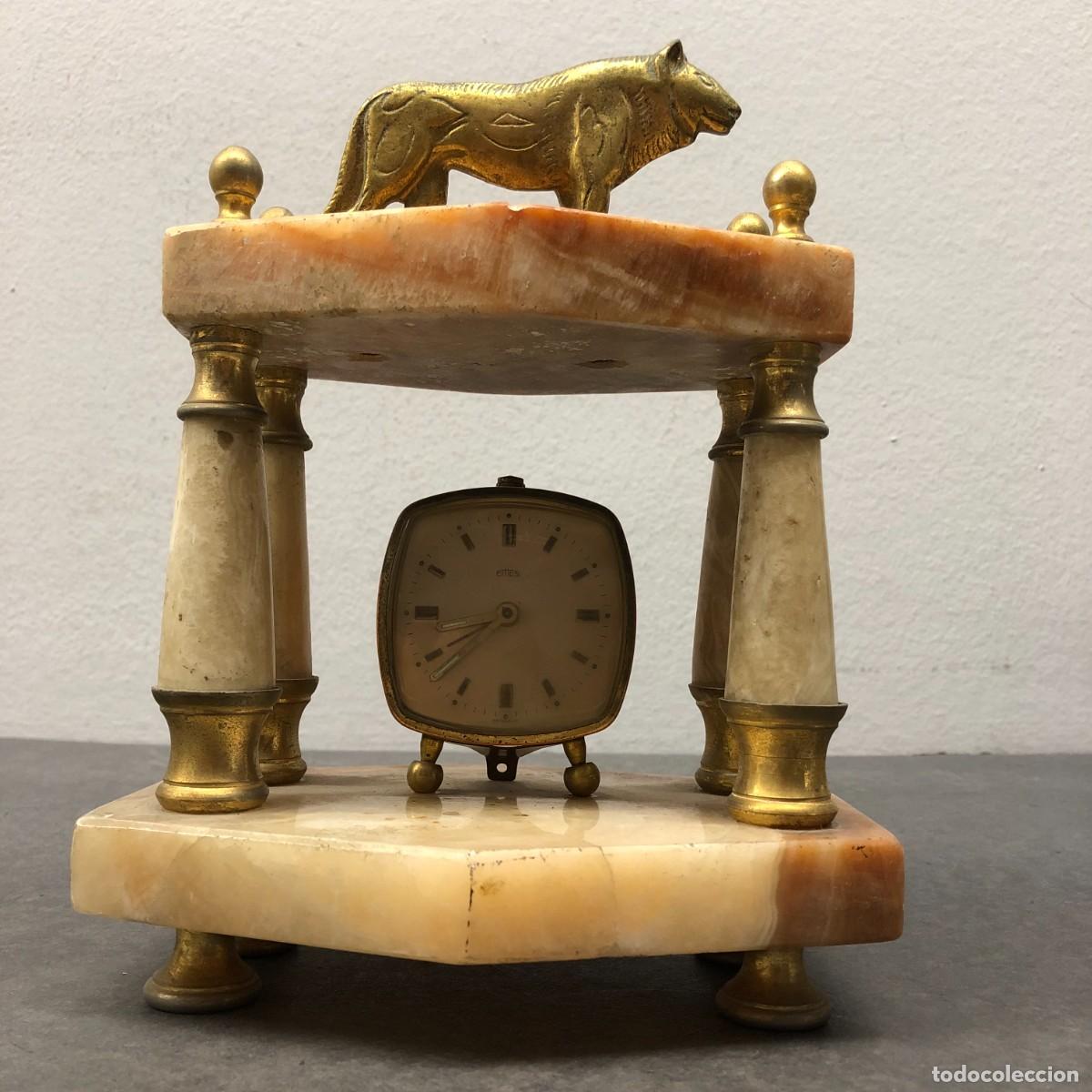 Relojes de carga manual: ANTIGUO RELOJ DE SOBREMESA - ESTRUCTURA DE MARMOL O ONIX - FIGURA DE LAT&Oacute;N - 23,5 X 13 CM / 1694