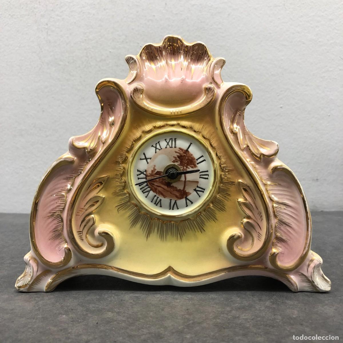 Relojes de carga manual: ANTIGUO RELOJ DE SOBREMESA - CAJA DE PORCELANA PINTADA - 18 X 21,5 X 5,5 CM / 1700
