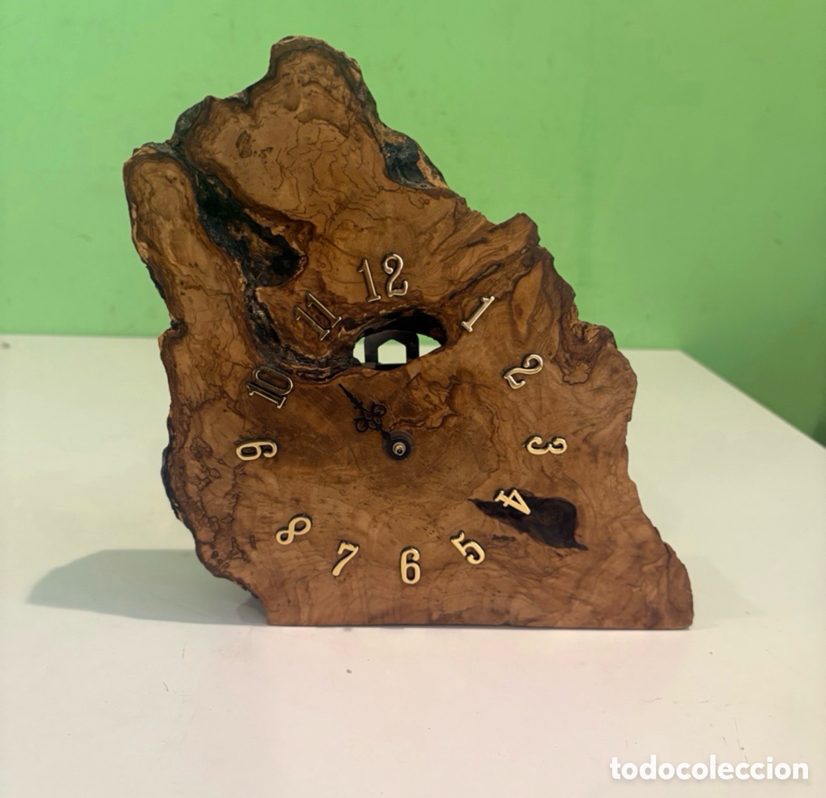 Relojes de carga manual: Reloj de sobremesa artesanal en madera de olivo maciza
