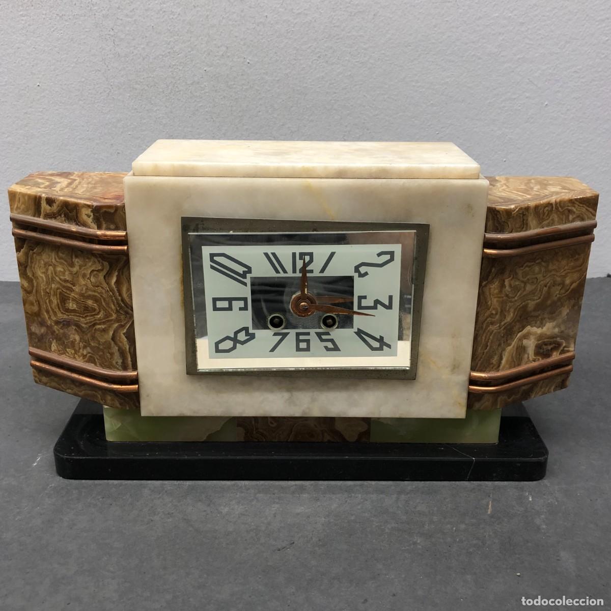 Relojes de carga manual: RELOJ DE SOBREMESA FRANC&Eacute;S - ESTILO ART D&Eacute;CO - M&Agrave;RMOL VERDE Y BEIGE CON BRONCE - 23,5 X 42 CM / 1768