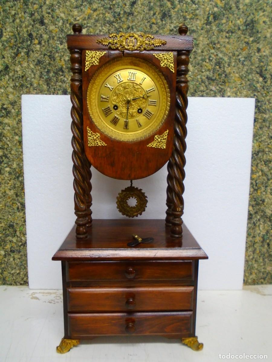 Relojes de carga manual: BONITO RELOJ CLASICO DE SOBREMESA,ESTRUCTURA DE MADERA Y ORNAMENTOS EN LATON DORADO,VER FOTOS.