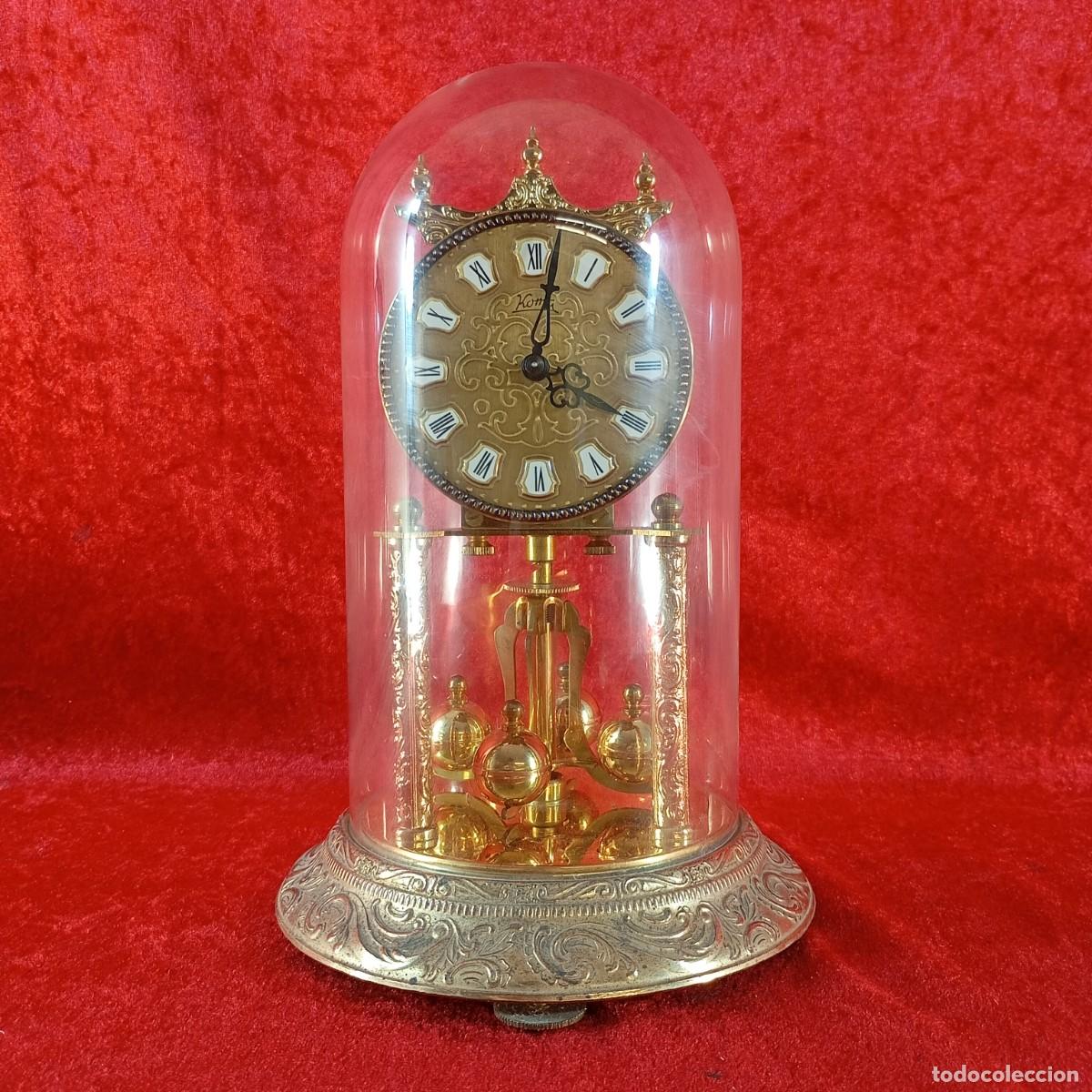 Relojes de carga manual: ANTIGUO RELOJ DE SOBREMESA - CON P&Eacute;NDULO GIRATORIO - C&Uacute;PULA DE CRISTAL - 25 X 16 CM / 2221