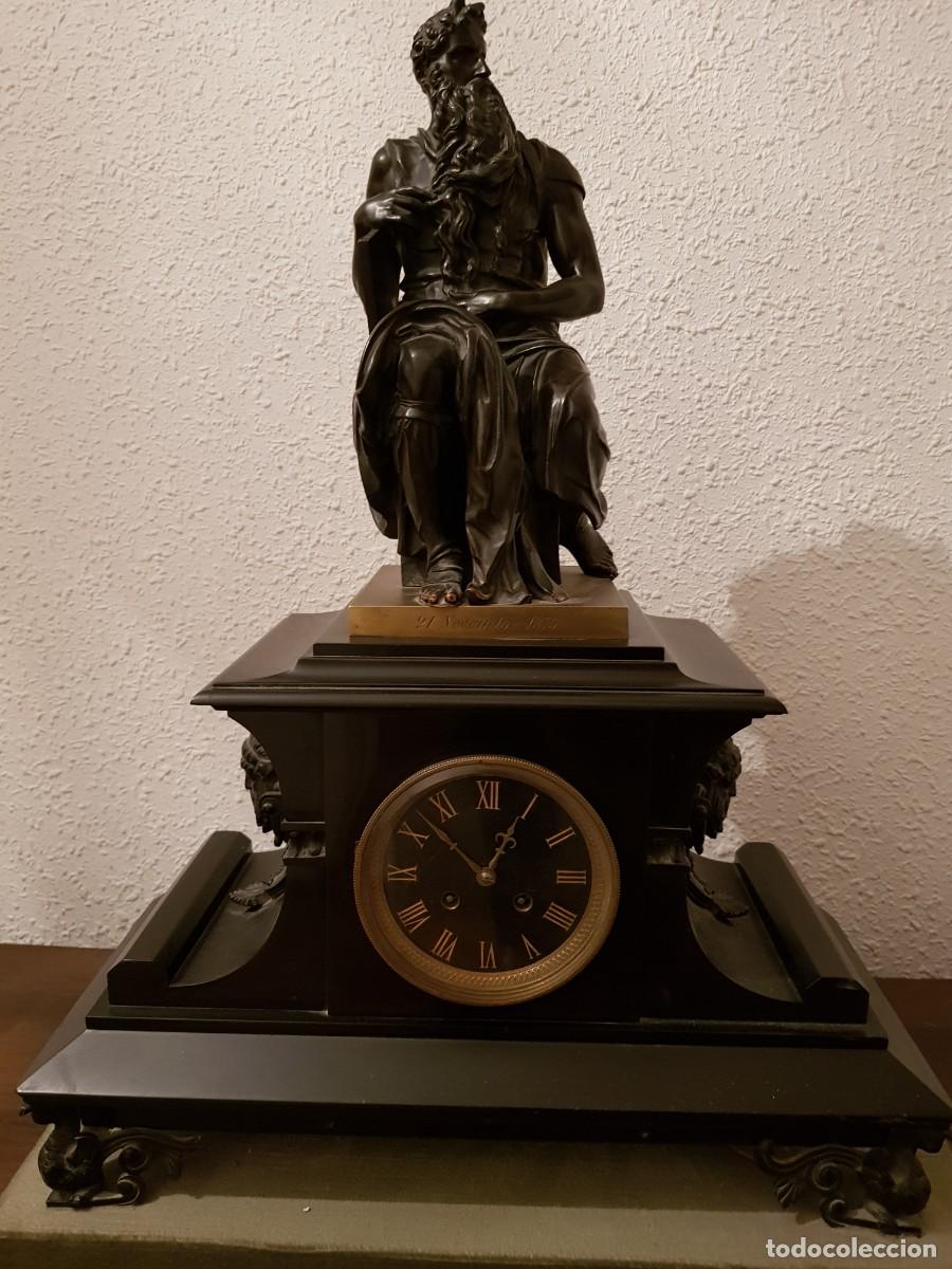 Relojes de carga manual: Reloj de chimenea franc&eacute;s 1875. M&aacute;rmol negro y bronce con escultura del Mois&eacute;s de Miguel &Aacute;ngel